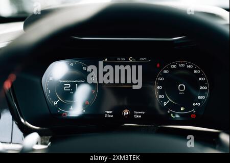 Nahaufnahme des Tachometers im Auto. Armaturenbrett für das Fahrzeug Stockfoto