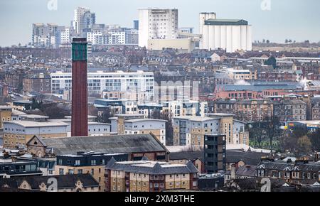 Blick über Dächer zum Platinum Point & Chancelot Mühle mit altem Schornstein, Edinburgh, Schottland, Großbritannien Stockfoto