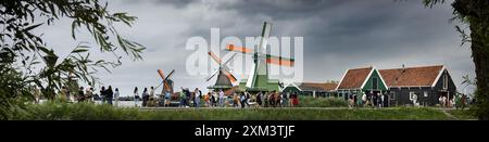 ZAANDAM - Menschenmassen im Zaanse Schans. Eine Eintrittskarte für alle Windmühlen und Museen in Zaanse Schans ist vorübergehend als Teil eines Piloten zum Verkauf erhältlich. Das Gebiet von Zaanse Schans selbst ist weiterhin frei zugänglich. ANP RAMON VAN FLYMEN niederlande aus - belgien aus Stockfoto