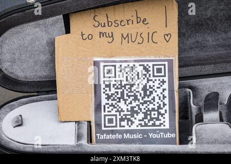 QR-Code zum Abonnieren der Musik von Straßenkünstlern, Fringe Festival, Edinburgh, Schottland, Großbritannien Stockfoto