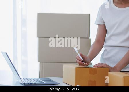 Start-up-Unternehmen oder kleine KMU-Unternehmer eröffnen ein Büro zu Hause, führen Online-Geschäfte durch und überprüfen den Produktbestand, bevor sie Produkte entsprechend versenden Stockfoto