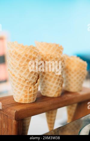 Leere Eiswaffelkegel in Holzständer Stockfoto