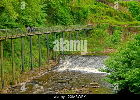 Der Millennium Walkway am Fluss Goyt bei New Mills in Derbyshire, England. Stockfoto