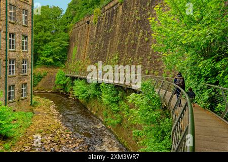 Der Millennium Walkway am Fluss Goyt bei New Mills in Derbyshire, England. Stockfoto