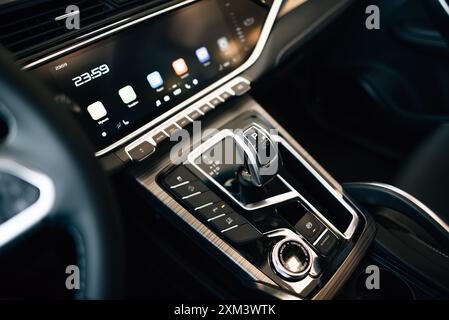 Automatikgetriebe mit Leder eines Luxusautos. Schwarze Innenausstattung mit Chromdetails Stockfoto