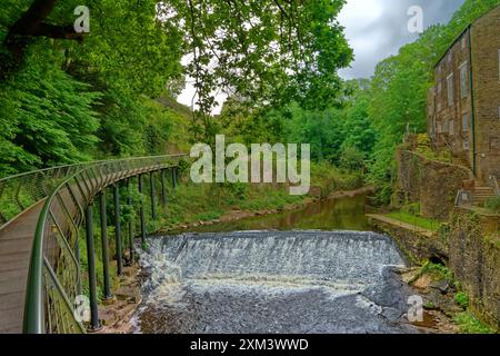 Der Millennium Walkway am Fluss Goyt bei New Mills in Derbyshire, England. Stockfoto