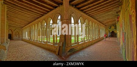 Kreuzgang und Innenhof der katholischen Kollegialkirche Saint-Emilion, einer Gemeinde im Departement Gironde von Nouvelle-Aquitaine, Frankreich. Stockfoto