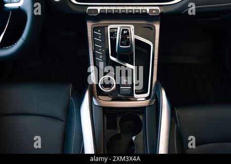 Automatikgetriebe mit Leder eines Luxusautos. Schwarze Innenausstattung mit Chromdetails Stockfoto