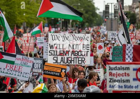 Washington Dc, Usa. Juli 2024. WASHINGTON DC - 24. JULI: Tausende protestieren vor dem US-Kapitol gegen den israelischen Premierminister Benjamin Netanjahu, nachdem sowohl Republikaner als auch Demokraten eingeladen hatten, am 24. Juli 2024 vor dem Kongress der Vereinigten Staaten in Washington DC zu sprechen. (Foto: Michael Nigro/SIPA USA) Credit: SIPA USA/Alamy Live News Stockfoto