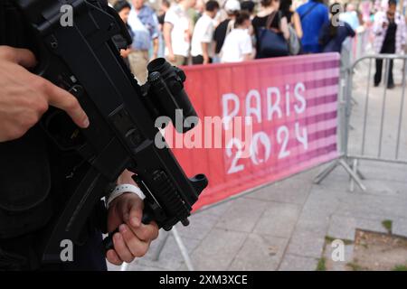 Paris, Frankreich. Juli 2024. Vor den Olympischen Sommerspielen, Olympia Paris 2024, steht ein Polizist in einer Straße in Paris Wache. Quelle: Marcus Brandt/dpa/Alamy Live News Stockfoto