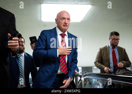 Washington, USA. Juli 2024. Senator Mark Kelly (D-AZ) spricht am Donnerstag, den 25. Juli, im US-Kapitol in Washington, DC, vor den Medien. 2024. (Graeme Sloan/SIPA USA) Credit: SIPA USA/Alamy Live News Stockfoto