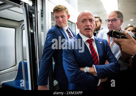 Washington, USA. Juli 2024. Senator Mark Kelly (D-AZ) spricht am Donnerstag, den 25. Juli, im US-Kapitol in Washington, DC, vor den Medien. 2024. (Graeme Sloan/SIPA USA) Credit: SIPA USA/Alamy Live News Stockfoto