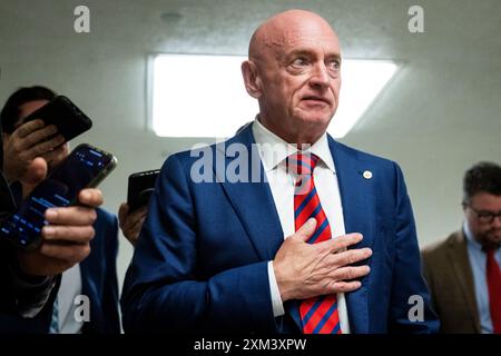 Washington, USA. Juli 2024. Senator Mark Kelly (D-AZ) spricht am Donnerstag, den 25. Juli, im US-Kapitol in Washington, DC, vor den Medien. 2024. (Graeme Sloan/SIPA USA) Credit: SIPA USA/Alamy Live News Stockfoto