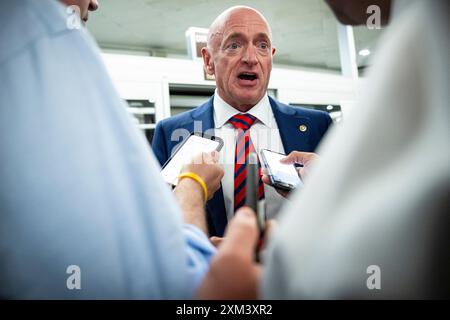 Washington, USA. Juli 2024. Senator Mark Kelly (D-AZ) spricht am Donnerstag, den 25. Juli, im US-Kapitol in Washington, DC, vor den Medien. 2024. (Graeme Sloan/SIPA USA) Credit: SIPA USA/Alamy Live News Stockfoto