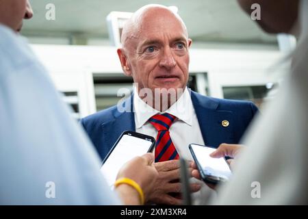 Washington, USA. Juli 2024. Senator Mark Kelly (D-AZ) spricht am Donnerstag, den 25. Juli, im US-Kapitol in Washington, DC, vor den Medien. 2024. (Graeme Sloan/SIPA USA) Credit: SIPA USA/Alamy Live News Stockfoto