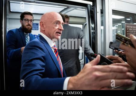 Washington, USA. Juli 2024. Senator Mark Kelly (D-AZ) spricht am Donnerstag, den 25. Juli, im US-Kapitol in Washington, DC, vor den Medien. 2024. (Graeme Sloan/SIPA USA) Credit: SIPA USA/Alamy Live News Stockfoto