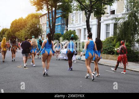 Tänzerinnen und Performerinnen laufen auf der Straße, Notting Hill Carnival in London, Großbritannien Stockfoto