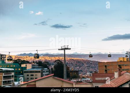 Gelbe Seilbahn mit Blick auf die Stadt bolivien und El Alt bei Sonnenuntergang mit blauem Himmel und Wolken mit natürlichem Licht Stockfoto