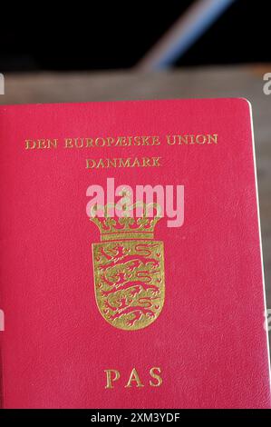 Kastrup/Kopenhagen/Dänemark/25. Juli 2024/.dänischer Pass wird in Kastrp auch als Danamrks-Pass der europäischen union bezeichnet. (Foto. Francis Joseph Dean/Dean Pictures) (nicht für kommerzielle Zwecke) Stockfoto