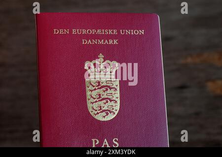 Kastrup/Kopenhagen/Dänemark/25. Juli 2024/.dänischer Pass wird in Kastrp auch als Danamrks-Pass der europäischen union bezeichnet. (Foto. Francis Joseph Dean/Dean Pictures) (nicht für kommerzielle Zwecke) Stockfoto