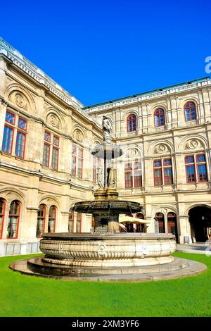 Springbrunnen an Wiener Staatsoper; Opernhaus an Ringstraße Stockfoto