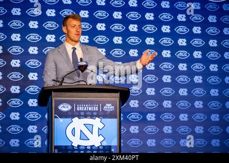 Charlotte, NC, USA. Juli 2024. North Carolina Tarheels Quarterback Max Johnson spricht mit den Medien während des ACC Football Kickoff 2024 im Hilton Uptown Charlotte in Charlotte, NC. (Scott Kinser/CSM). Quelle: csm/Alamy Live News Stockfoto