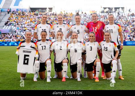 Startelf Teamfoto Jule Brand (Deutschland, #16), Sjoeke Nuesken (Deutschland, #09), Marina Hegering (Deutschland, Nr. 05), Ann-Katrin Berger (Deutschland, Nr. 12), Alexandra Popp (Deutschland, Nr. 11), Lea Schueller (Deutschland, #07), Klara Buehl (Deutschland, #17), Sarai Linder (Deutschland, #02), Janina Minge (Deutschland, #06), Kathrin Hendrich (Deutschland, #03), Giulia Gwinn (Deutschland, #15) und Trikot der verletzten Lena Oberdorf (Kreuzbandriss), FRA, Olympische Spiele Paris 2024, Fussball Frauen, Deutschland (GER) vs Australien (aus), 1. Spieltag, Gruppe B, 25.07.2024 Foto: Eibner-Pressefoto Stockfoto