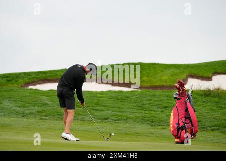 Juli 2024; JCB Golf & amp; Country Club, Rocester, Uttoxeter, England; LIV UK Golf League, Pro-am Day; David Puig von der Feuerbälle GC spielt vom 10. Fairway aus Stockfoto