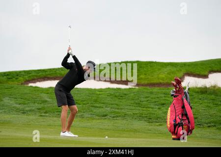 Juli 2024; JCB Golf & amp; Country Club, Rocester, Uttoxeter, England; LIV UK Golf League, Pro-am Day; David Puig von der Feuerbälle GC spielt vom 10. Fairway aus Stockfoto