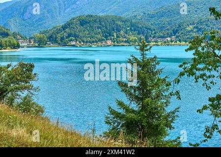 Lago di Ledro, Italien - 21. Juli 2024: Lago di Ledro in Italien, umgeben von üppiger Vegetation und den beeindruckenden italienischen Alpen *** Lago di Ledro in Italien, umgeben von üppiger Vegetation und den beeindruckenden italienischen Alpen Stockfoto