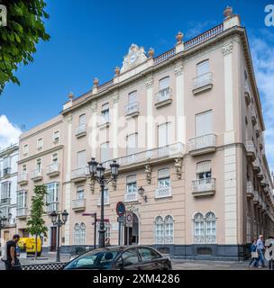 Ein wunderschöner Blick auf Casa Asilo de Oviedo, ein Gebäude im Isabelino-Stil aus dem 19. Jahrhundert, das sich an der Plaza de la Candelaria, Cadiz, Spanien befindet. Stockfoto