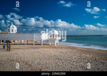 Langzeitaufnahme von Balneario de la Palma y Playa de la Caleta in Cadiz, Andalusien, Spanien. Ruhiger Strand und wunderschöner blauer Himmel. Stockfoto