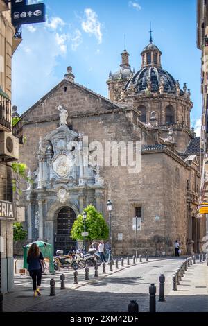 Atemberaubender Blick auf die historische Kirche Santos Justo y Pastor in Granada, Spanien. Fängt die komplexe Architektur und das pulsierende Straßenleben rund um die Stadt ein Stockfoto