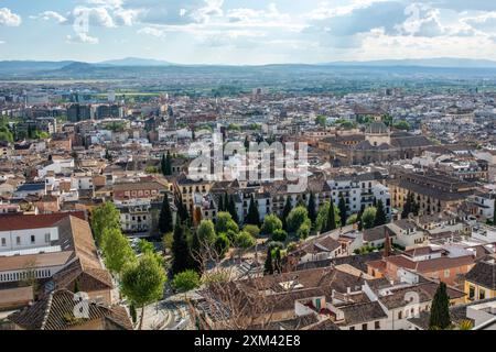 Ein atemberaubender Panoramablick auf Granada, Andalusien, Spanien, mit seiner wunderschönen Architektur und Landschaft vom Gipfel der Alhambra. Stockfoto