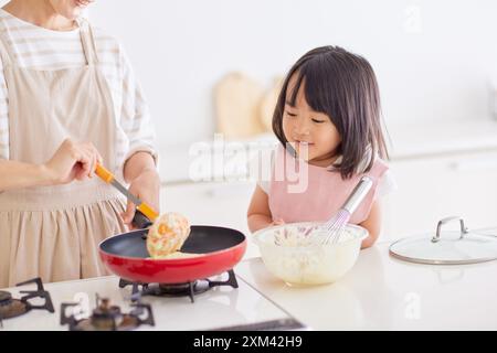 Japanische Mutter und Tochter kochen in der Küche Stockfoto