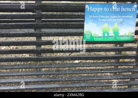 Eine Happy to Chat Bank am de Montfort Square am New Walk, Leicester, England, Großbritannien Stockfoto