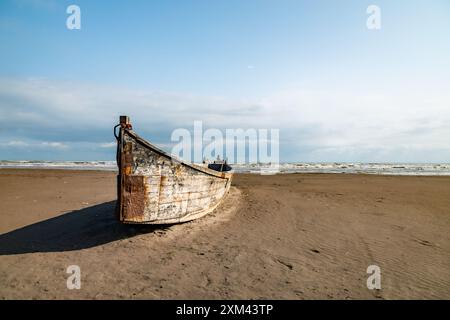 Verlassenes hölzernes Fischerboot am Sandstrand des Kaspischen Meeres Stockfoto