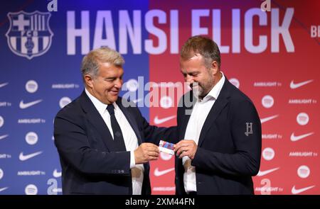 Sabadell, Barcelona, Spanien. Juli 2024. Barcelona Spanien 25.07.2024 Hansi Flick Coach (FC Barcelona) und Joan Laporta (FC Barcelona) Sie geben dir die FC Barcelona Mitgliedskarte und unterzeichnen deinen neuen Vertrag während der Präsentation des neuen Coach FC Barcelona Hansi Flick Coach bei Auditori 1899 am 25. Juli 2024 in Barcelona. (Kreditbild: © Xavi Urgeles/ZUMA Press Wire) NUR REDAKTIONELLE VERWENDUNG! Nicht für kommerzielle ZWECKE! Stockfoto