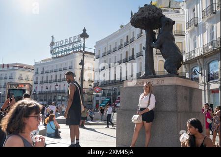 Madrid, Spanien. Juli 2024. Touristen werden an der Statue „El Oso y El Madroño“ (der Bär und der Erdbeerbaum) auf dem Puerta del Sol-Platz in Madrid fotografiert. (Foto: Xavi Lopez/SOPA Images/SIPA USA) Credit: SIPA USA/Alamy Live News Stockfoto