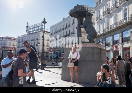 Madrid, Spanien. Juli 2024. Touristen werden an der Statue „El Oso y El Madroño“ (der Bär und der Erdbeerbaum) auf dem Puerta del Sol-Platz in Madrid fotografiert. (Foto: Xavi Lopez/SOPA Images/SIPA USA) Credit: SIPA USA/Alamy Live News Stockfoto