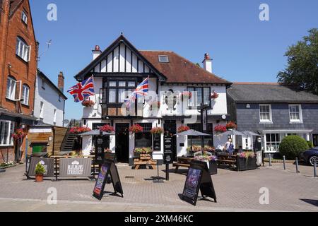 Lyndhurst England 19. Juli 2024: Traditioneller englischer Pub The Mailmans Arms in Lyndhurst. Public House in malerischer Umgebung. Stockfoto