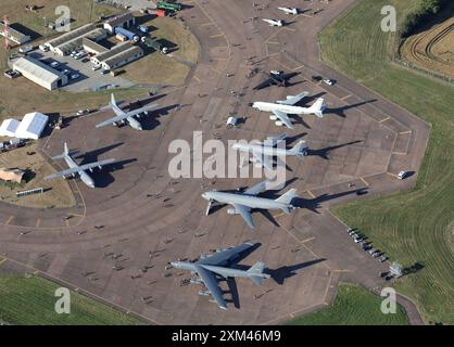 Luftaufnahme von Flugzeugen in der statischen Anzeige bei der jährlichen Royal International Air Tattoo 2024 bei der RAF Fairford in England. Stockfoto