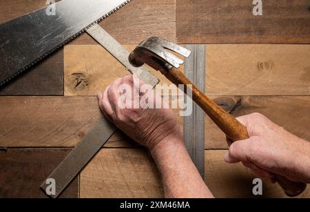 Handwerkzeuge auf rauem Holzhintergrund Stockfoto