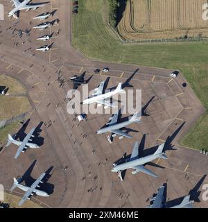 Luftaufnahme von Flugzeugen in der statischen Anzeige bei der jährlichen Royal International Air Tattoo 2024 bei der RAF Fairford in England. Stockfoto