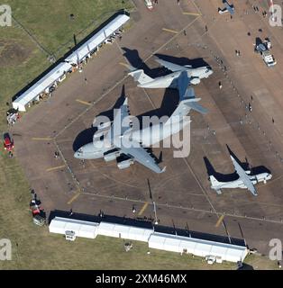 Luftaufnahme von Flugzeugen in der statischen Anzeige bei der jährlichen Royal International Air Tattoo 2024 bei der RAF Fairford in England. Stockfoto