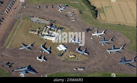 Luftaufnahme von Flugzeugen in der statischen Anzeige bei der jährlichen Royal International Air Tattoo 2024 bei der RAF Fairford in England. Stockfoto