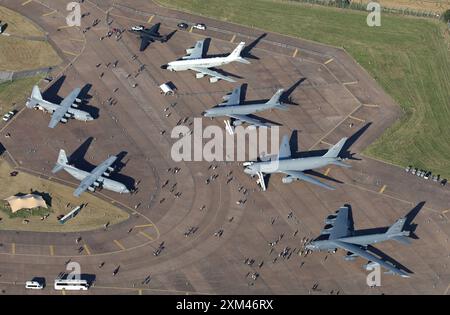 Luftaufnahme von Flugzeugen in der statischen Anzeige bei der jährlichen Royal International Air Tattoo 2024 bei der RAF Fairford in England. Stockfoto