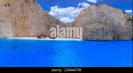 Blick auf Navagio Beach oder Shipwreck Beach, eine exponierte Bucht an der Küste von Zakynthos auf den Ionischen Inseln Griechenlands. Stockfoto