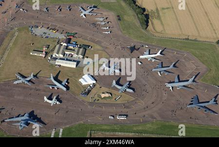 Luftaufnahme von Flugzeugen in der statischen Anzeige bei der jährlichen Royal International Air Tattoo 2024 bei der RAF Fairford in England. Stockfoto