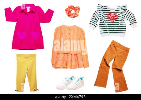 Collage-Set von Sommerkleidung für kleine Mädchen isoliert auf weiß. Bekleidungskollektion für Kinder. Kindermode Outfit. Rock, Shorts, Hemd, Kleider, p Stockfoto